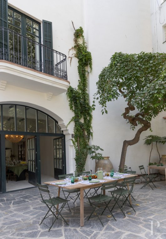 À Cadaqués, en Catalogne, une vaste maison des années 1920 dans le centre du village - photo  n°2